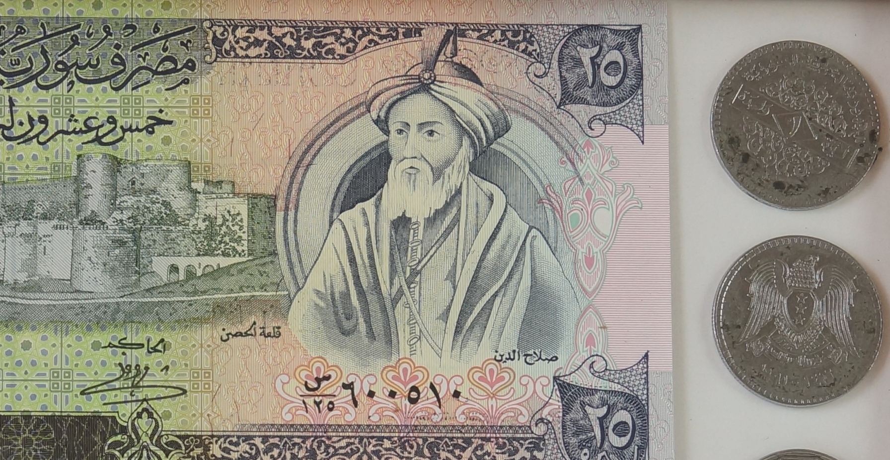 لوحة خشبية من القطع النقدية الورقية والمعدنية 1990
