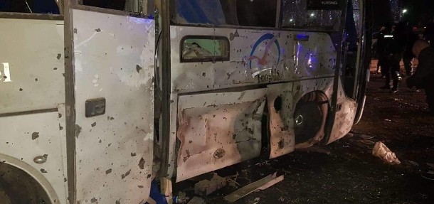 مقتل أربعة بينهم 3 فيتناميين و12 مصاب بتفجير حافلة سياح في الجيزة المصرية