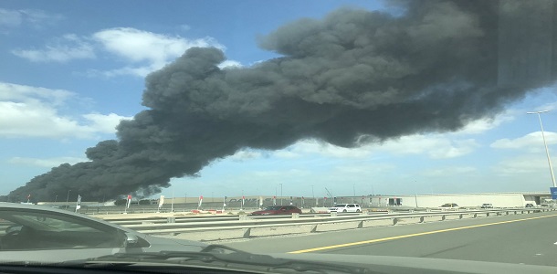 حريق في مصنع للبلاستيك في دبي.. و3 فرق اطفاء تعمل على اخماده