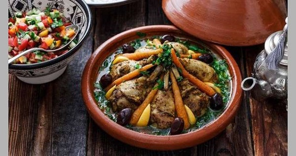 مغربي يقدم وجبات الطعام مجانا في فرنسا مقابل "حل معادلة رياضية" 