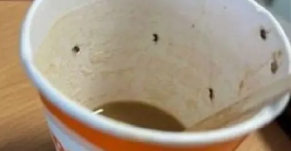 "كادت تفقد حياتها في المطار.. السبب "قهوة بالحشرات