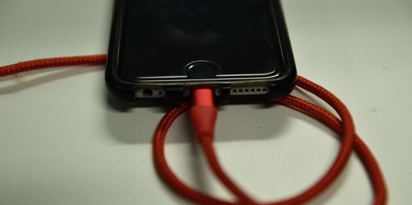 أبل تختبر هاتف آيفون بشاحن USB-C