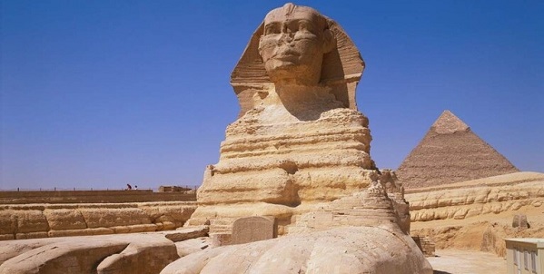 تمثال أبو الهول مغمض العينين يثير جدلاً في مصر 