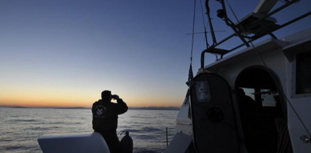 أغلبهم سوريون.. خفر السواحل اليوناني ينقذ 18 مهاجرا غير شرعي 