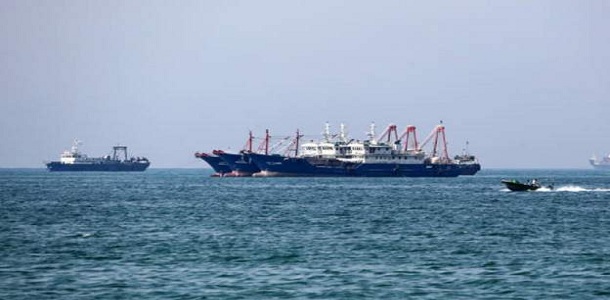 إيران تصادر سفينة اجنبية تهرب وقوداَ في مياه الخليج وتعتقل طاقمها 