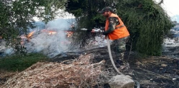 إخماد حريق التهم 15 دونما من الأشجار المثمرة براس شمرة في اللاذقية