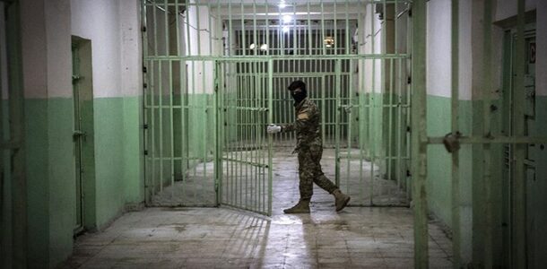 فرار مجموعة من السجناء بينهم عناصر من داعش من سجن الرقة المركزي