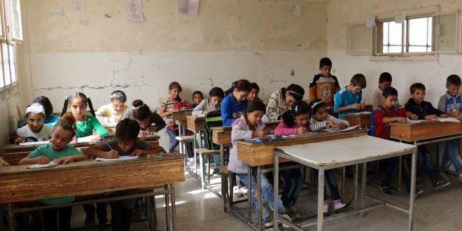 "الإدارة الذاتية" توقف توزيع المنهاج الدراسي المقدم من قبلها في دير الزور بعد رفض شعبي