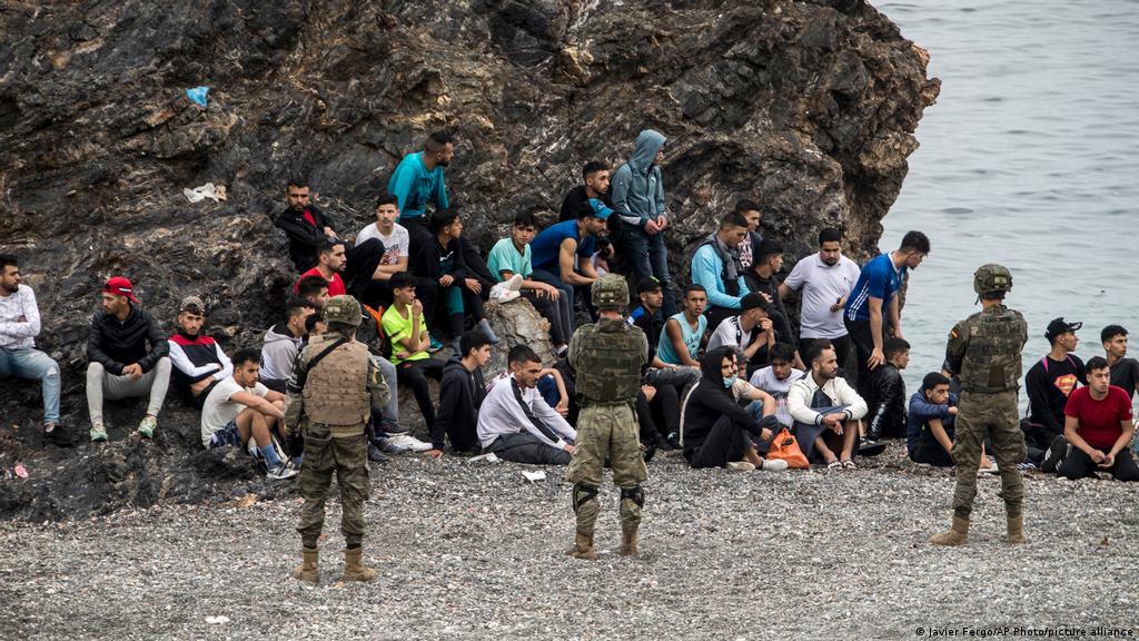 مهاجرون بينهم سوريون يصلون مدينة "سبتة" سباحة من المغرب
