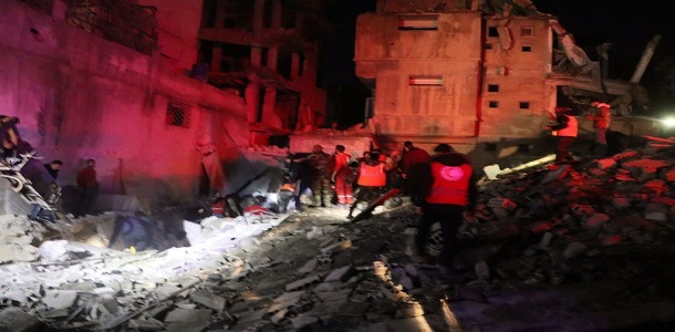 انهيار مبنى في حرستا بريف دمشق.. وجهود لانتشال المواطنين العالقين 