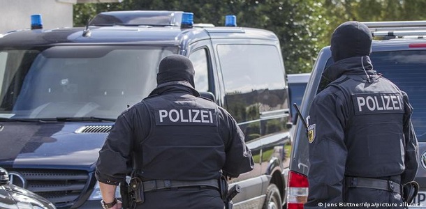 ألمانيا تعتقل 7 أشخاص مولوا أنصار "داعش" المسجونين بمخيمات في سوريا 