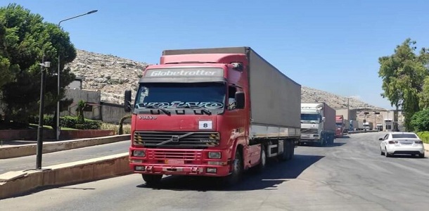 بعد أكثر من شهرين على فشل تمديد الآلية .. دخول أول قافلة مساعدات أممية لشمال غربي سوريا 