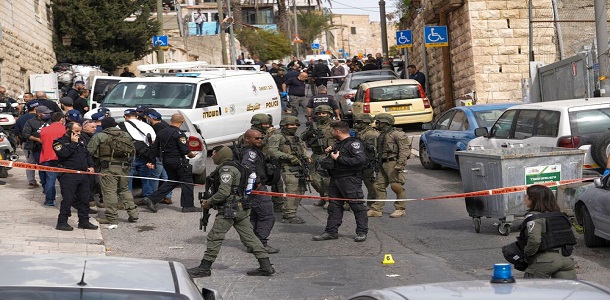 مقتل شخص وإصابة آخرين بإطلاق نار في القدس 