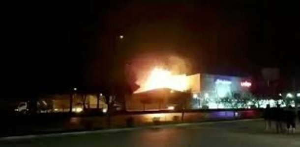 تعليقا على انفجارات في أصفهان.. قائد الجيش الإيراني: الدفاعات الجوية استهدفت جسما مشبوها

