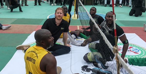 الأمير هاري يلعب الكرة الطائرة مع محاربين قدامى أصيبوا في معارك نيجيريا