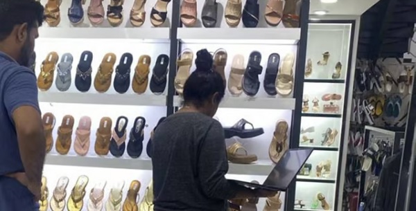 "امرأة تتسوق أحذية اثناء اجتماع "أونلاين