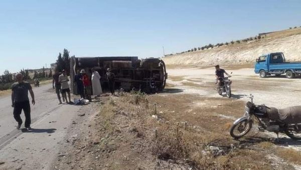 إصابة عدد من الركاب باصطدام شاحنة بسرفيس غرب سلمية
