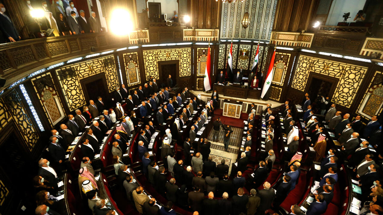 عقوبات تطول أعضاء "بعثيين" في مجلس الشعب