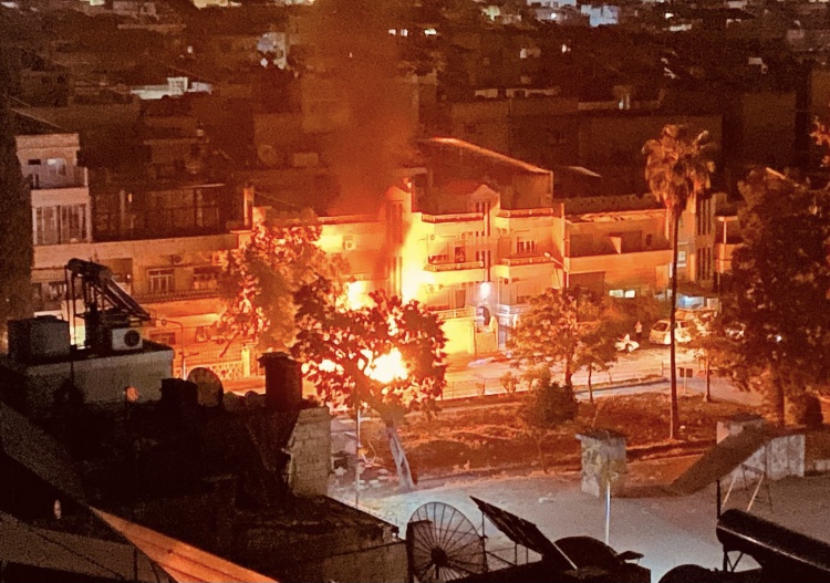 حرق سيارة في حي المغيلة في حماة وإلقاء منشورات طائفية تثير الذعر بين السكان
