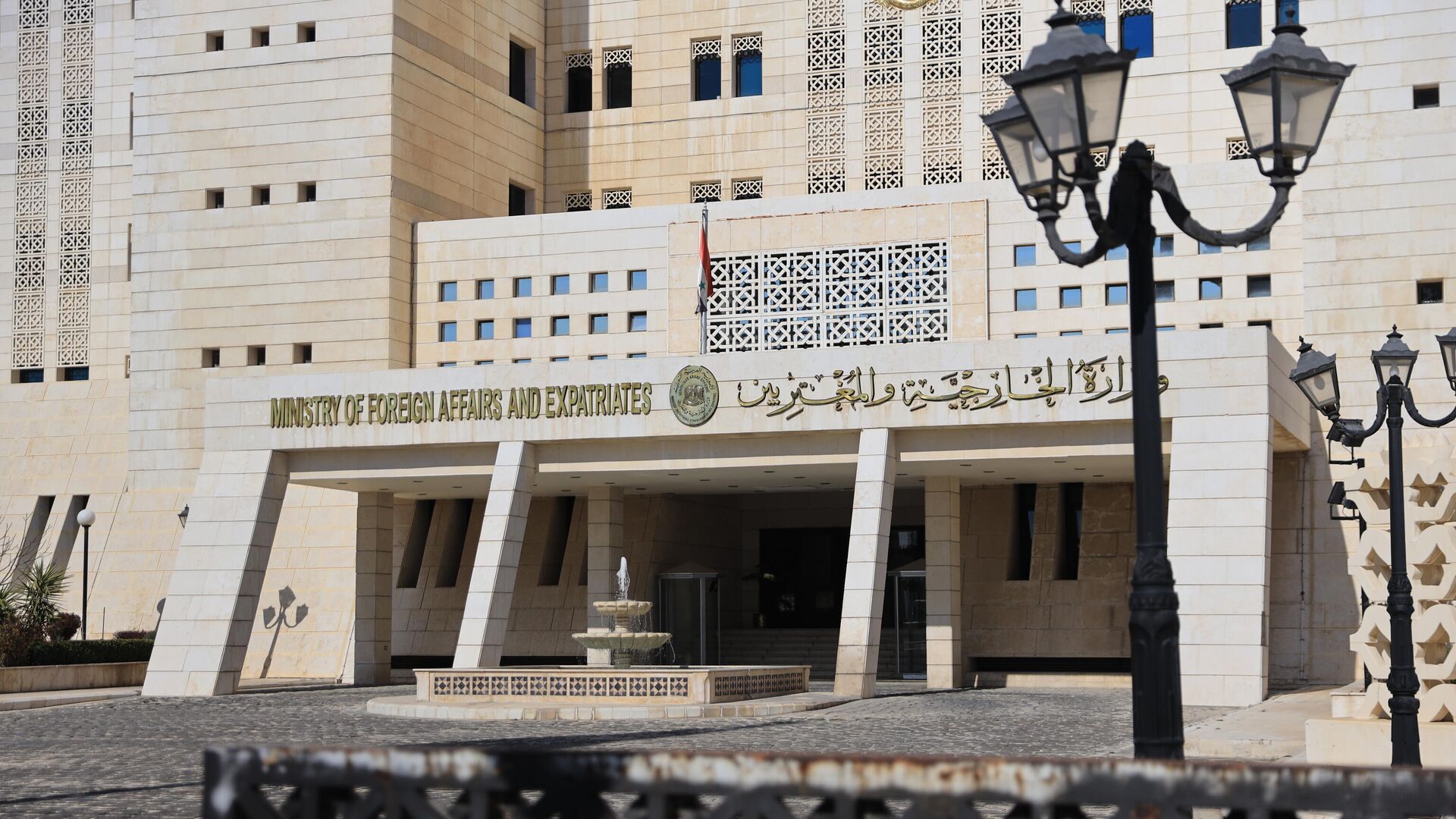 الخارجية: المفاوضات مع "الإدارة الذاتية" ستعقد بدمشق بدلا من باريس.. والفيدرالية غير قابلة للتطبيق

