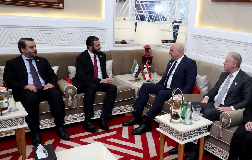  الشرع وعون يبحثان ملفات ترسيم الحدود البحرية واللاجئين السوريين