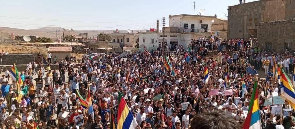 دخول شحنة طحين واستئناف عمل الفرن بالسويداء بعد توقفه لأيام..واستمرار المظاهرات بالمحافظة
