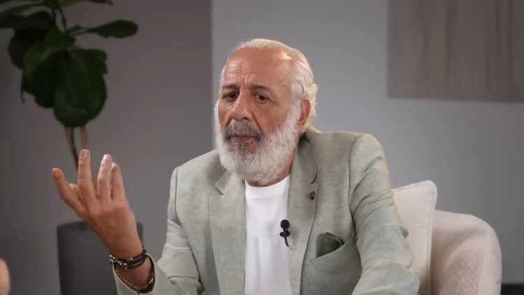 أيمن زيدان يبرر منشوره السابق المثير للجدل... "كيماوي بالوطن ولا بارفان بالغربة"