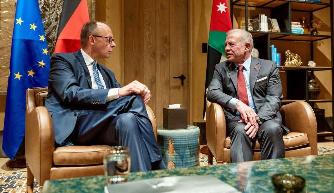 الملك الأردني : أهمية دعم جهود سوريا و لبنان في الحفاظ على أمنهما و سيادتهما .