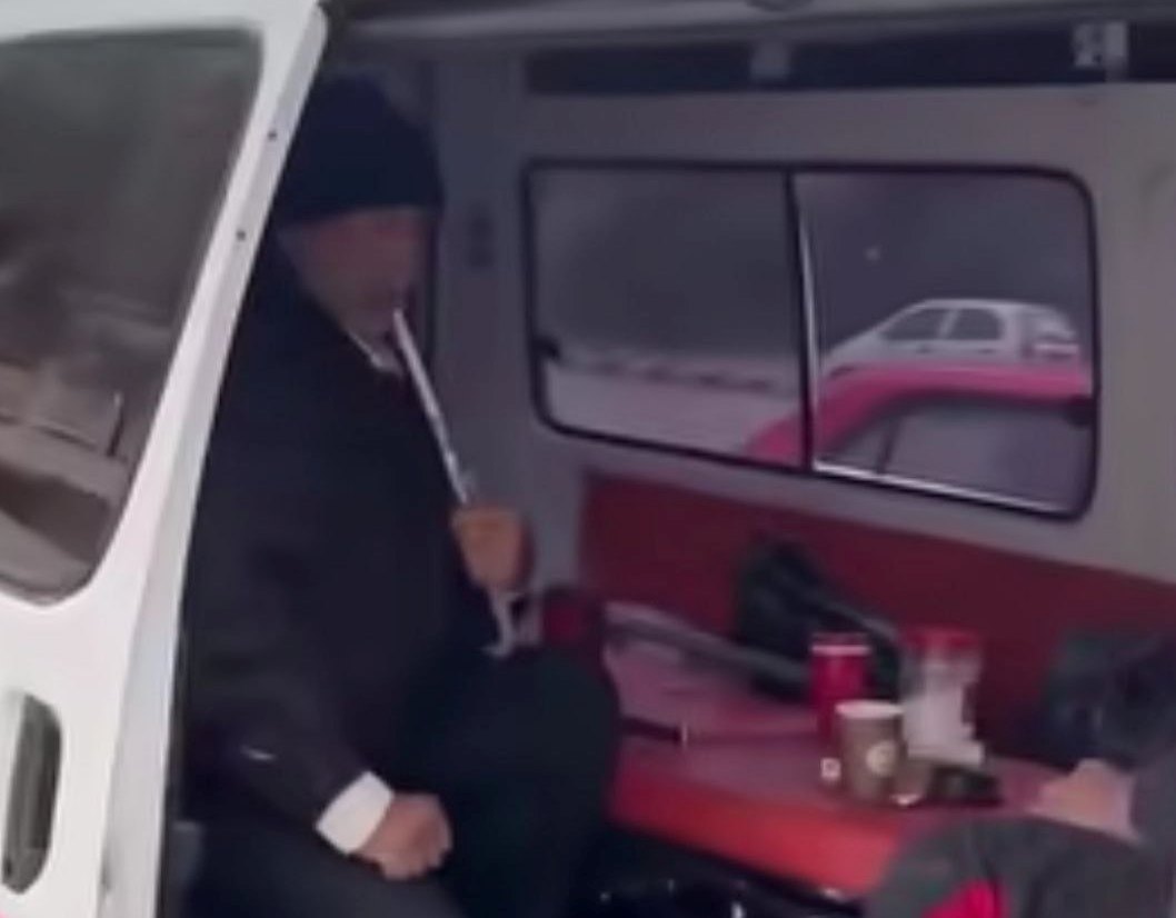 مشفى المواساة بدمشق توضح حقيقة فيديو تدخين الأركيلة في سيارة إسعاف