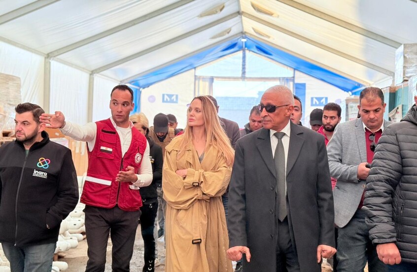 أنجلينا جولي تقوم بزيارة لمعبر رفح لدعم أهالي غزة