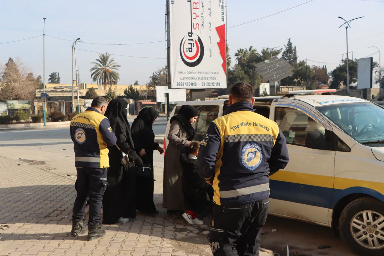 الدفاع المدني يعمل على إجلاء عدد من المدنيين في حلب
