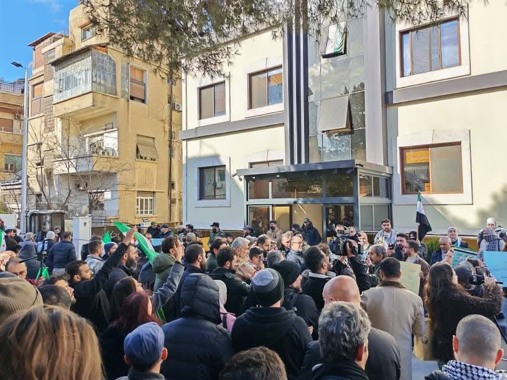 خروج مظاهرة احتجاجاً على قرار التسوية مع رجل الأعمال محمد حمشو