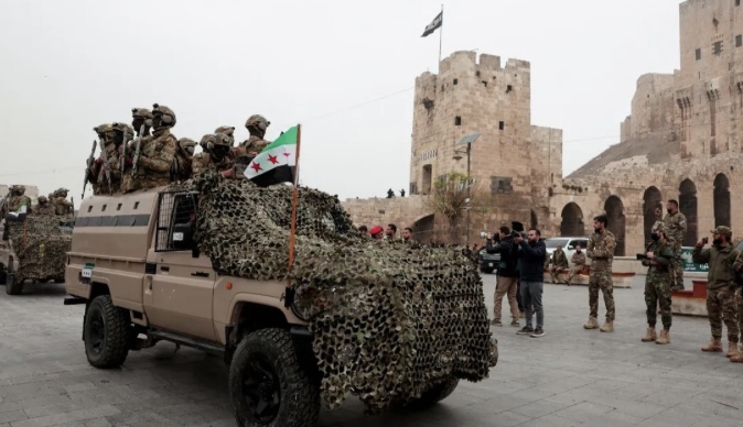 استمرار الاشتباكات بين القوات الحكومية وقوات "قسد" في حلب..و"قسد" تنفي سيطرة وزارة الدفاع