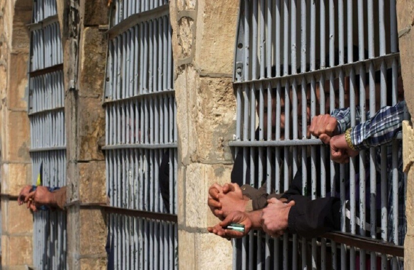 مع كثرة الوفيات..معتقلون سوريون ولبنانيون ينفذون اضراب بسجن رومية 