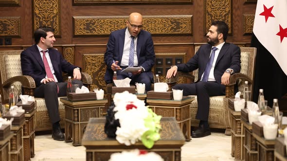 وزير الداخلية يبحث مع وفد من النمسا ملفات الهجرة واللجوء وتنظيم العودة الطواعية