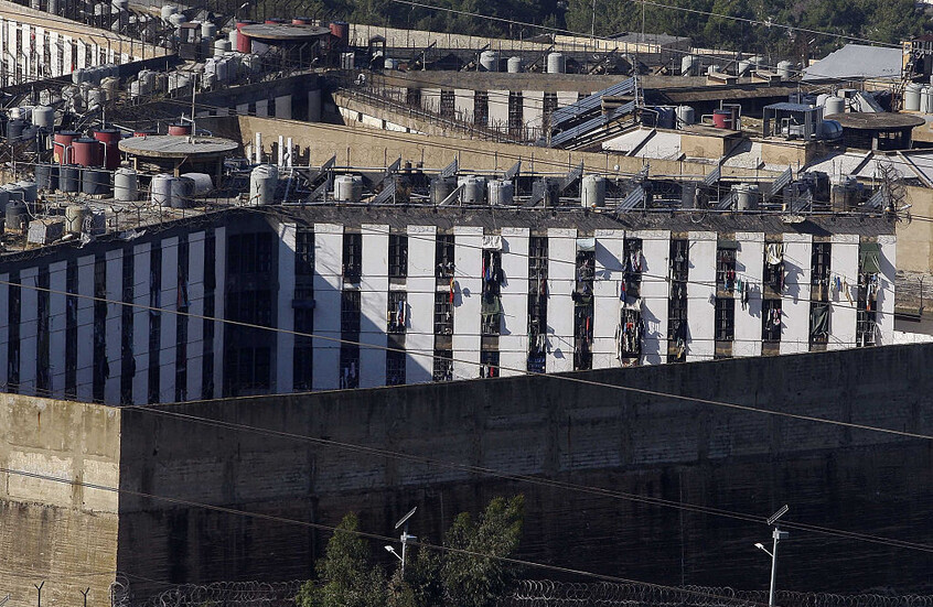 لبنان يسلم دمشق 136 سجيناَ لاستكمال محكوميتهم في سوريا