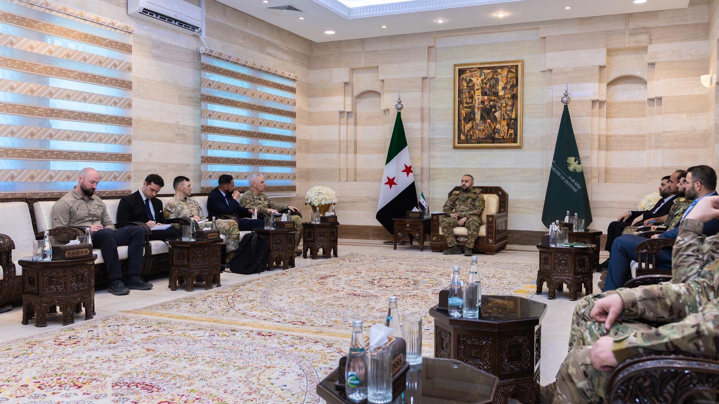 وزير الدفاع يلتقي وفداَ من الجيش الأمريكي ويبحث معه التطورات بالمنطقة 