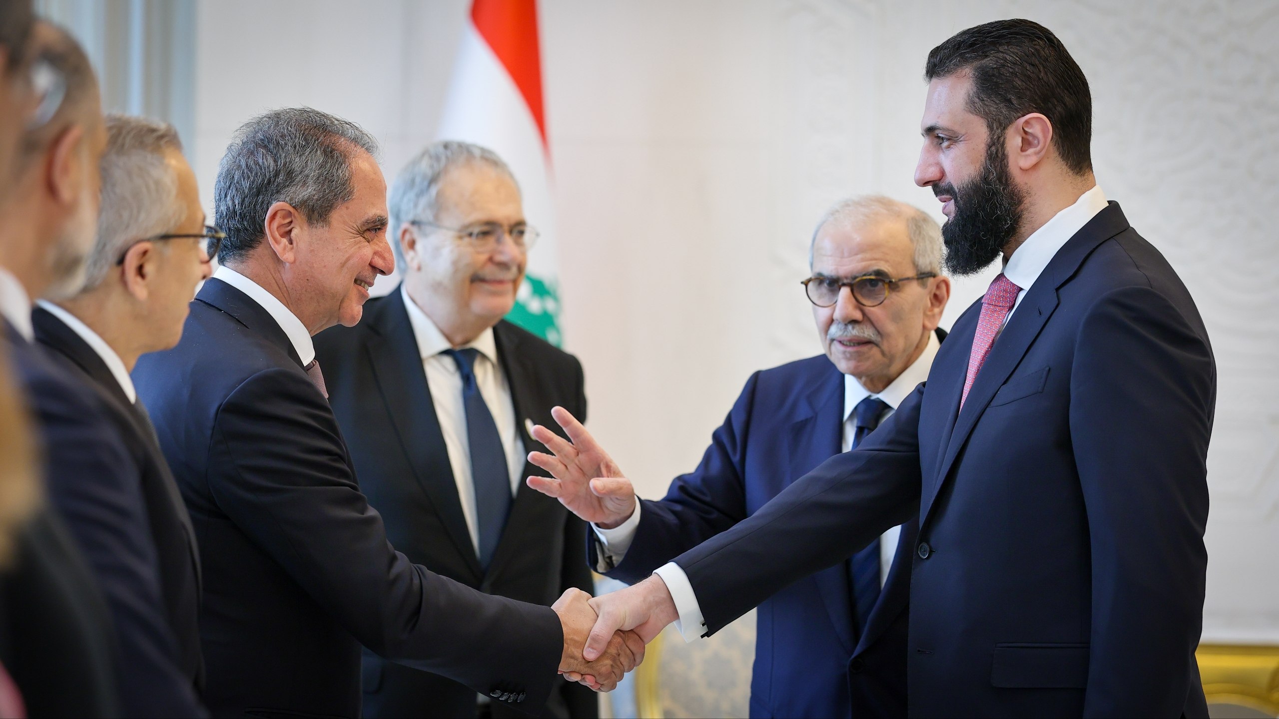 الشرع يبحث مع رئيس الحكومة اللبناني تطوير التعاون الاقتصادي وتعزيز التنسيق الامني
