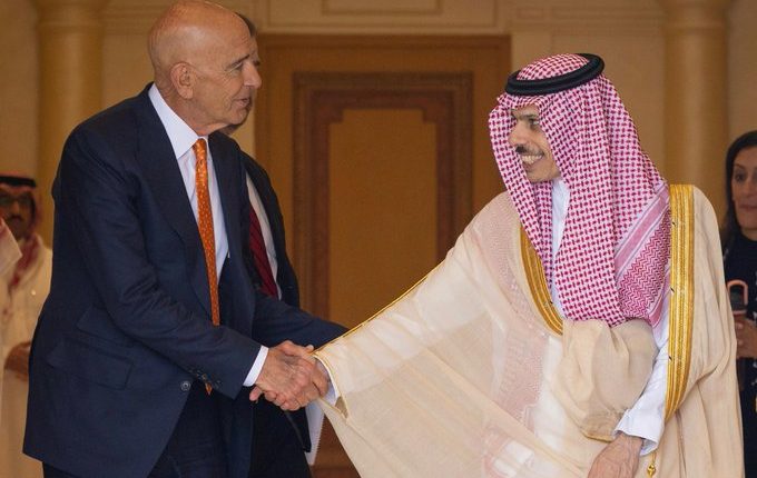 توماس باراك يبحث مع وزير خارجية السعودية مستجدات الوضع بسوريا 