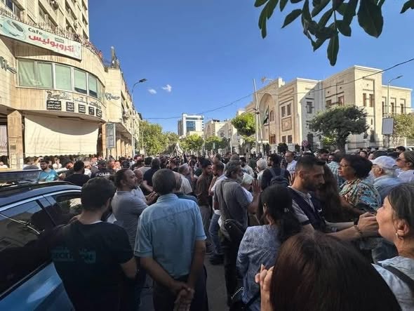 "تجمع 17 نيسان" ينظم اعتصاماَ أمام البرلمان للمطالبة بإصلاحات سياسية واقتصادية