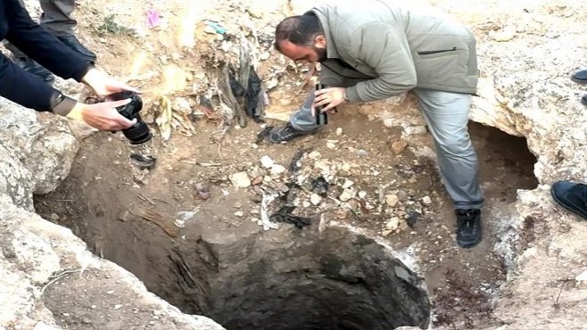 العثور على مقبرة جماعية في احدى المزارع بريف حماه 