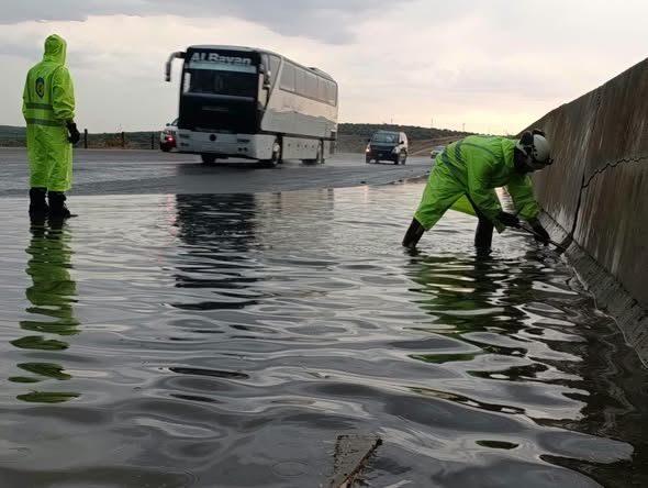 أضرار جراء أمطار باللاذقية وادلب وحماه.. وعاصفة بحمص تتسبب بخروج خطوط التوتر عن الخدمة